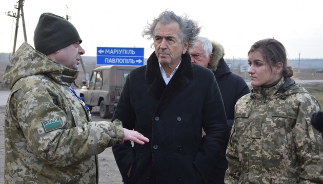 L'écrivain français Bernard-Henri Levy visite un point de contrôle dans le Donbass