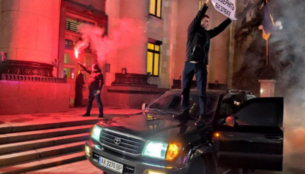 У Харкові оштрафували протестувальника, який загнав авто на тротуар під ОДА