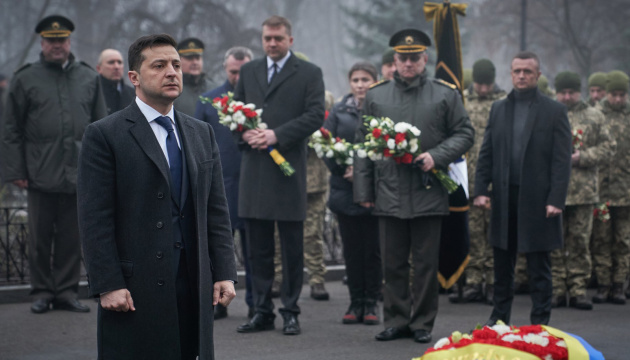 Zelensky deposita flores en la Cruz Memorial a los Héroes de Kruty 