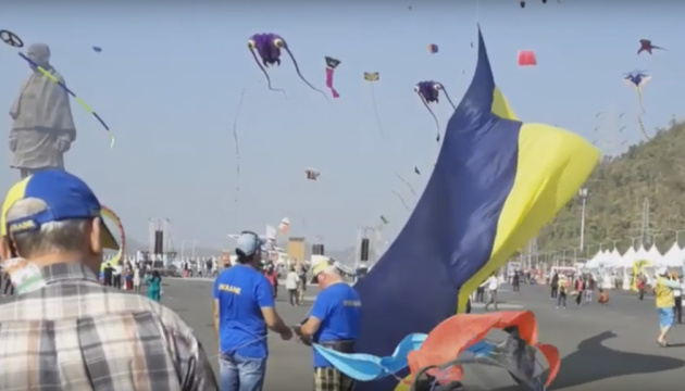 Українські кайтери виступили на фестивалі повітряних зміїв в Індії