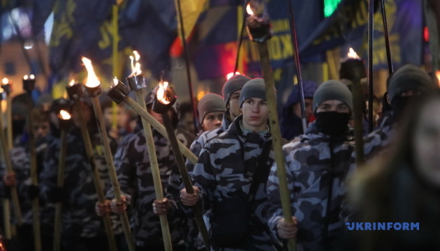 Центром Харкова пройшла смолоскипна хода на честь Героїв Крут Центром Харкова пройшла смолоскипна хода на честь Героїв Крут
