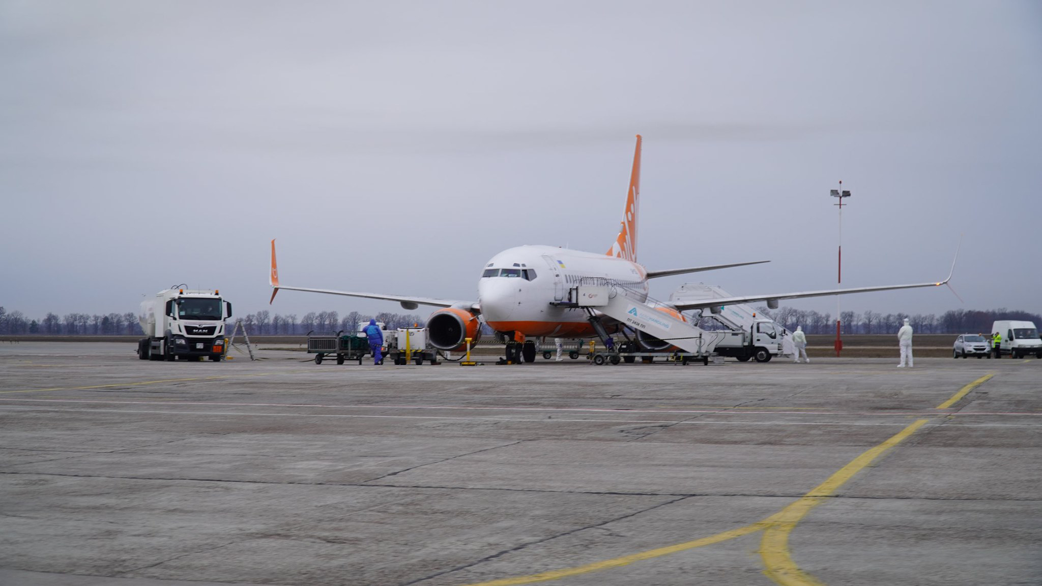Flugzeug mit Ukrainern und AuslÃ¤ndern aus China landet zum Nachtanken