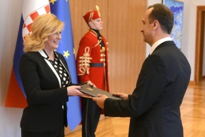 Embajador de Ucrania presenta credenciales a la presidenta de Croacia