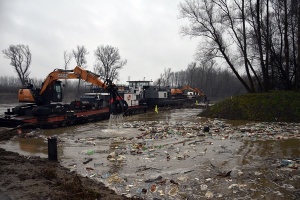 Die Theiß bringt nach Ungarn aus Transkarpatien Müll tonnenweise