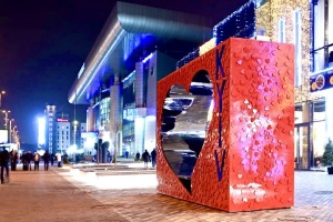 Ukrainian artist holds campaign on Valentine's Day near railway station in Kyiv