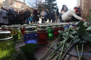 Activistas encienden 176 velas cerca de la Embajada de Irán en Kyiv