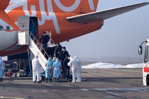 Guardias fronterizos: Ucrania y extranjeros evacuados de China se bajan del avión en Járkiv
