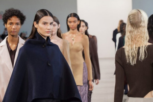 Diseñadora ucraniana presenta su colección de plástico reciclado en la Semana de la Moda de Nueva York