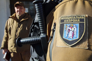 Под присмотром «муниципалов»: киевские больницы и парки доверили ветеранам