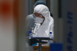 Герои снимают маски: в Ухане закрыли последнюю временную больницу