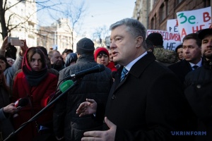 Poroshenko comparece ante la Oficina Estatal de Investigaciones para ser interrogado