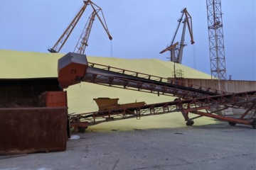 У Чорноморському порту сталася аварія — тонни сірки висипалися з контейнера