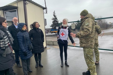 Посол Канади відвідала пункт пропуску у Станиці