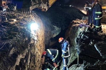 Через зсув ґрунту в Тернополі загинули двоє ремонтників