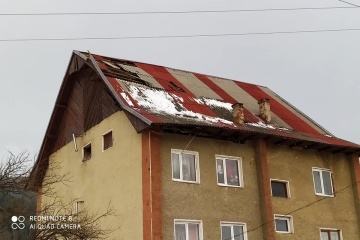 На Прикарпатье ветер срывает крыши, без света 45 населенных пунктов