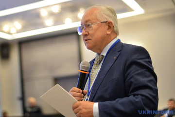 Тарасюк говорит, что Россия раздает “гуманитарку” для снятия санкций