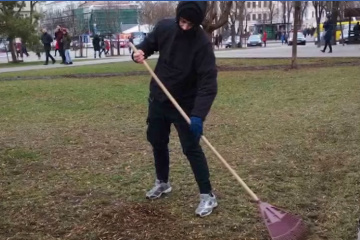 Злочин і кара: Кличко показав, як вандал з Алеї художників прибирає вулиці