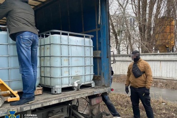 СБУ зупинила продаж 17 тонн “невідомого” спирту в роздрібній торгівлі Києва