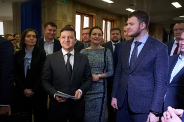 Люди - найцінніше, що є в України: Зеленський нагородив молодих вчених
