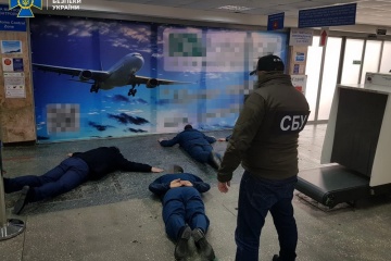 $300-500 з людини: СБУ затримала митників-хабарників в аеропорту