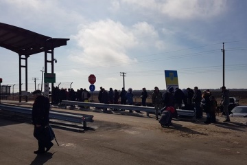 Тотальні перевірки та черги: у Денісової заявляють про порушення прав на КПВВ