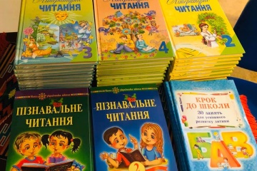 Українська школа в Стокгольмі отримала нові підручники