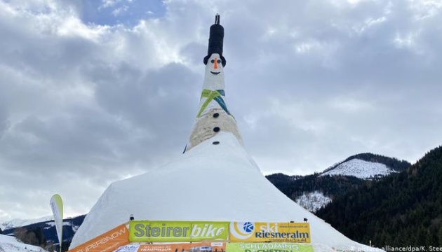 В Австрії зліпили сніговика-рекордсмена