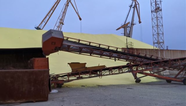 У Чорноморському порту сталася аварія — тонни сірки висипалися з контейнера