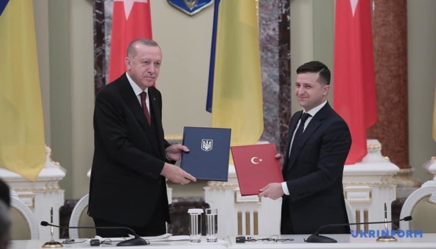 Erdoğan : la Turquie condamne l'annexion de la Crimée par la Russie et soutient les Tatars de Crimée