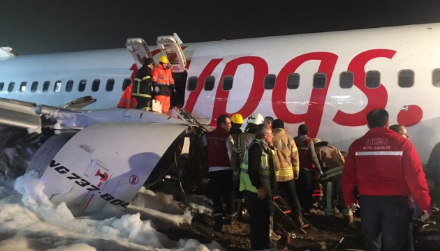 Літак Pegasus у стамбульському аеропорту впав з висоти 30-40 метрів