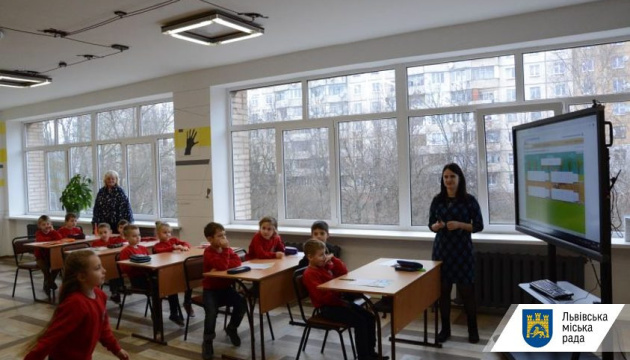 У Львові ще 14 шкіл призупиняють навчання