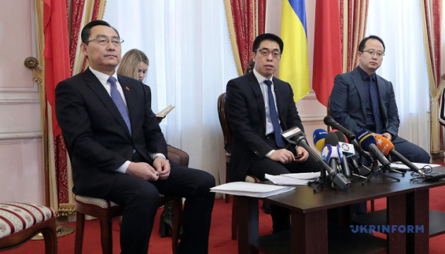 Китай готовий поділитися з Україною оновленою методикою боротьби з коронавірусом