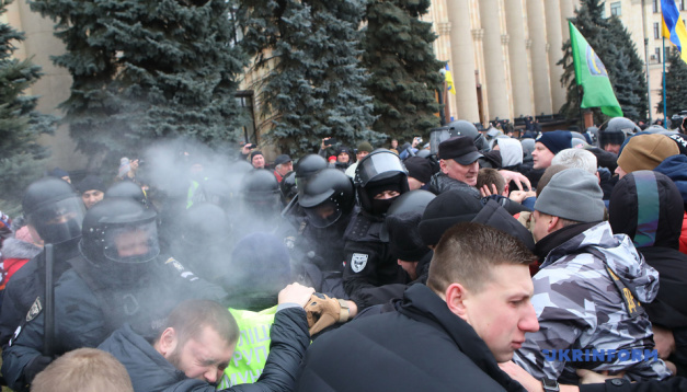 Поліція встановила, хто розбризкав газ під стінами Харківської ОДА