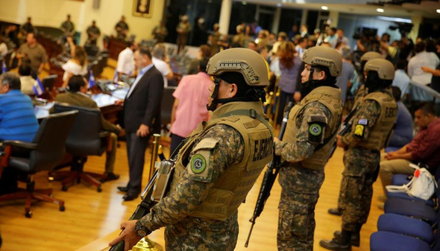 У Сальвадорі силовики захопили будівлю парламенту та вимагають грошей