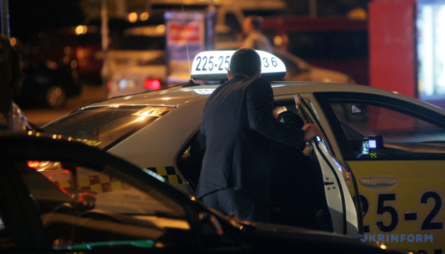 Влада столиці розглядає можливість роботи таксі в комендантську годину