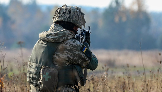 Окупанти обстріляли українські позиції з ПТРК, втрат немає