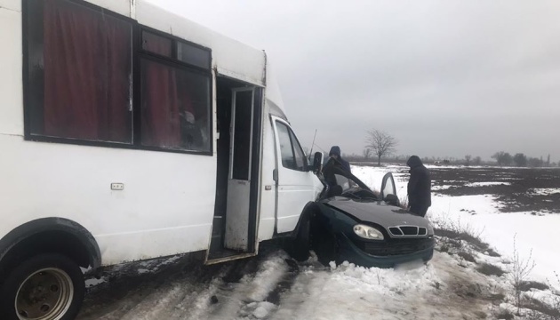 На Херсонщині Daewoo Sens в’їхав у маршрутку, троє загиблих