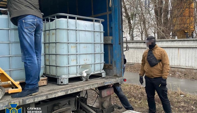 СБУ зупинила продаж 17 тонн “невідомого” спирту в роздрібній торгівлі Києва