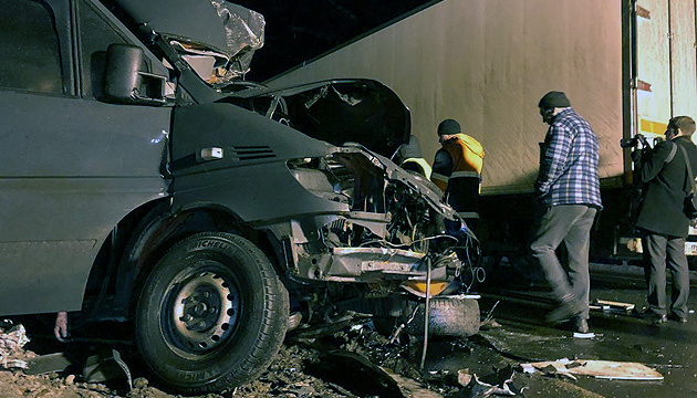 Cónsul general de Ucrania llega al lugar del accidente de un minibús ucraniano