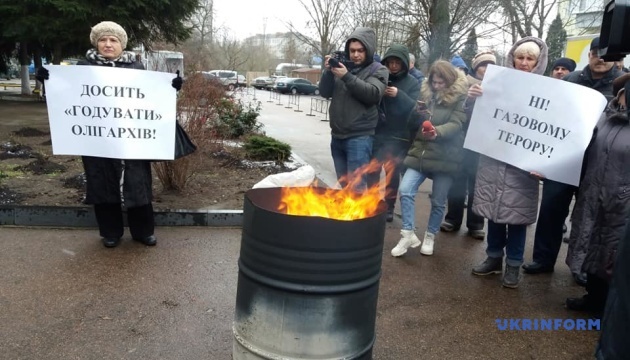 В Житомире протестующие сожгли газовые платежки