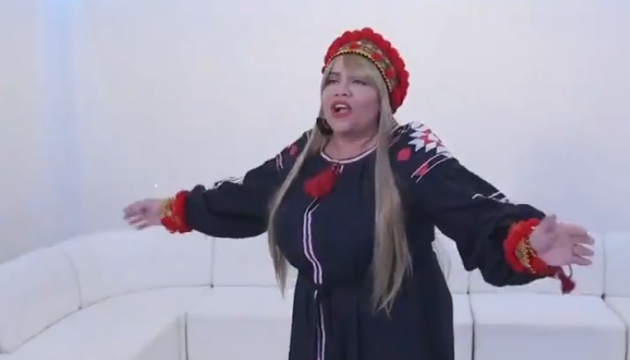 Amerykańska piosenkarka zachwyca wykonaniem ukraińskiej piosenki „Dwa kolory”