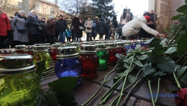 Activistas encienden 176 velas cerca de la Embajada de Irán en Kyiv 