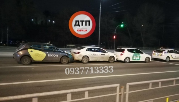 У Києві зіткнулися три автомобілі служб таксі