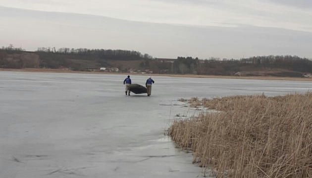 На Харківщині під лід провалилися двоє рибалок, один – загинув
