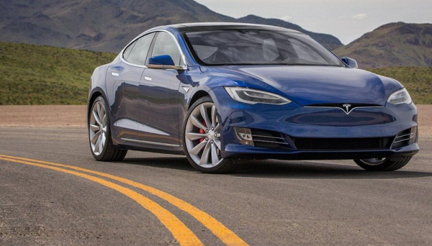 Tesla відкликає майже 30 тисяч електрокарів