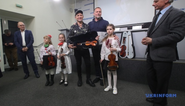 В Укрінформі передали скрипки для учнів школи-інтернату імені Лисенка