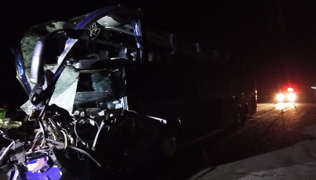 На трасі Київ-Одеса зіткнулись пасажирський автобус і вантажівка, 18 постраждалих