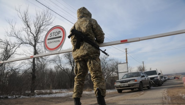 На Донбасі тимчасово припиняється пропуск через лінію розмежування