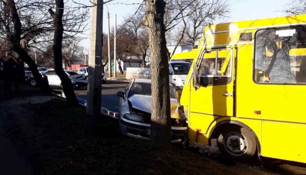 У Черкасах зіткнулися дві автівки та маршрутка, є постраждалі