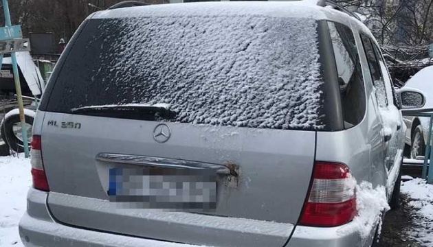 У Києві чоловік вкрав авто за допомогою евакуатора